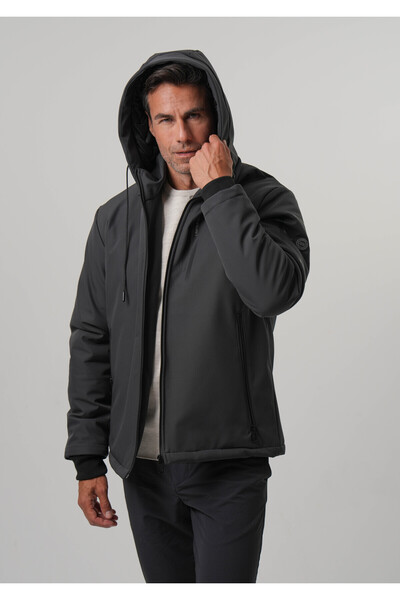 PIQUE Ανδρικό μαύρο παλτό με λεπτομέρεια εκτύπωσης και καπιτονέ επένδυση SoftShell