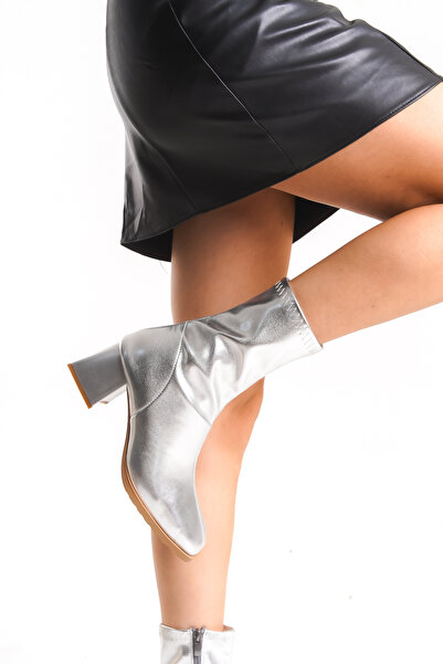 Long Star Kadın Gümüş Blok Topuklu Bot – 6 cm Orta Topuk, Kare Burun, Günlük & Şık Kullanım