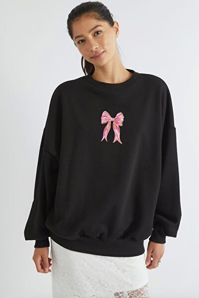 The Champ Clothing سترة نسائية كبيرة الحجم مطبوعة بشريط وردي أسود – ياقة دائر...