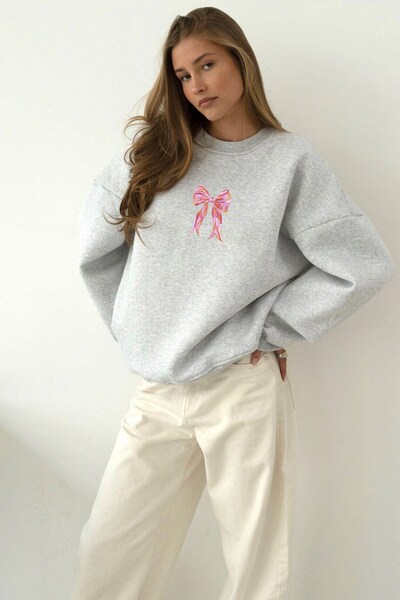 The Champ Clothing Γυναικείο φούτερ Oversize με ροζ κορδέλα με στάμπα γκρι – λαιμόκοψη, 3 κλωστές από φλις με ανάλαφρη επένδυση