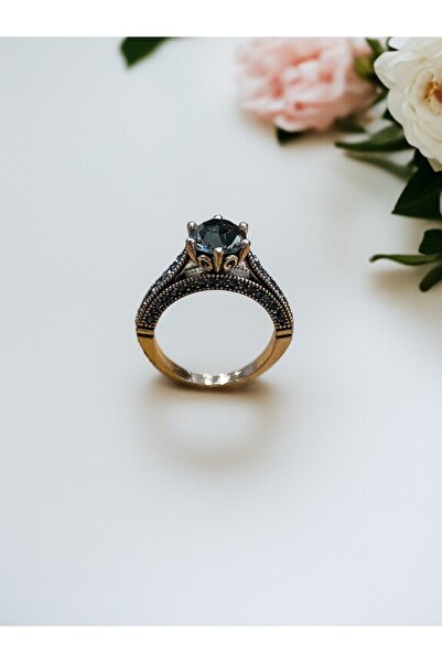 FAYRA ACCESSORIES Crystal Stone Inlaid Single Stone Ring