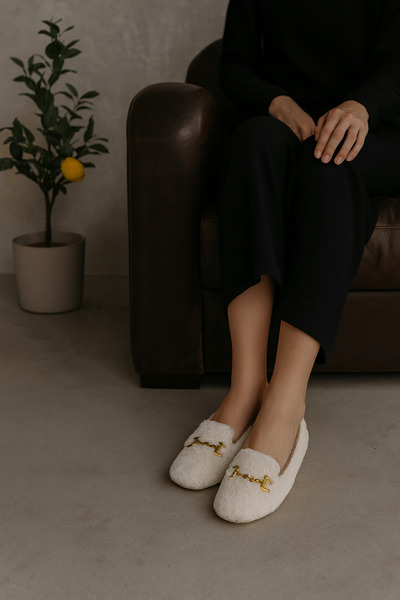 Beyond Women's Cream Buckle Plush Home Slippers Byndvt03