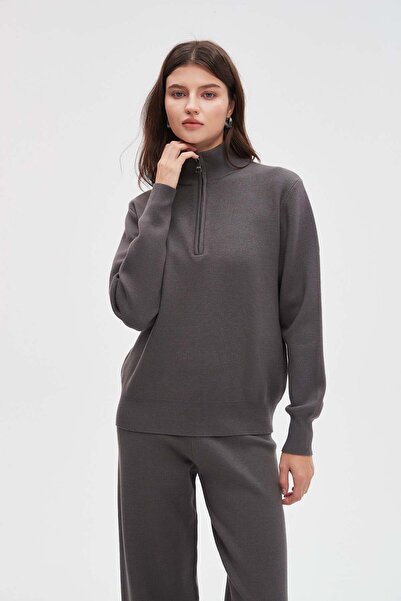 Livia بلوزة سادة برقبة عالية وأكمام طويلة