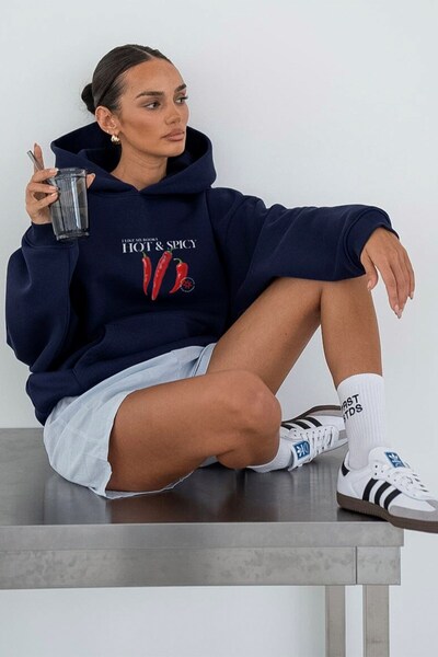 The Champ Clothing Γυναικείο φούτερ με κουκούλα Oversize Hot & Spicy με στάμπα σε μπλε ναυτικό – Φλις με κουκούλα, 3 κλωστές με ανάλαφρο χρώμα