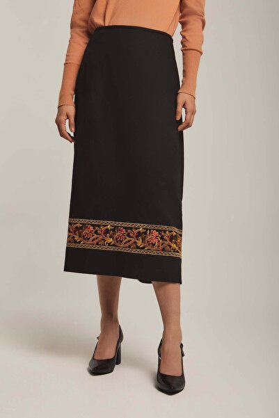 DALYDRESS تنورة ميدي مطرزة