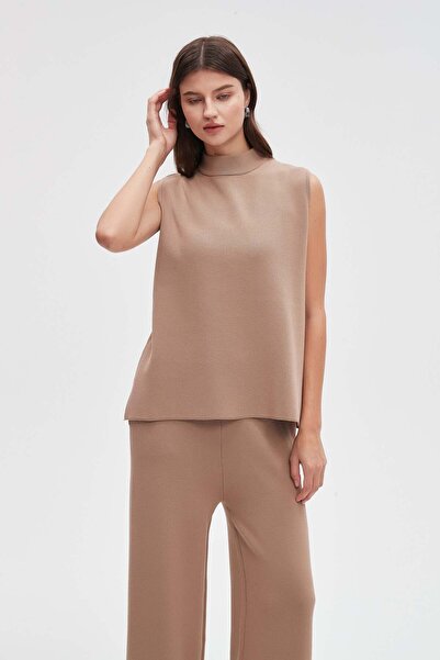 Livia بلوزة سادة بياقة مدورة