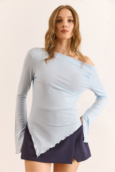 Olalook Kadın Bebe Mavi Kayık Yaka Manşeti Yırtmaçlı Soft Touch Bluz BLZ-19003112