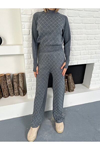 LE CARAMBOLE Dámský šedý úpletový komplet s detaily z kámen baklava, se zapínáním na prsty