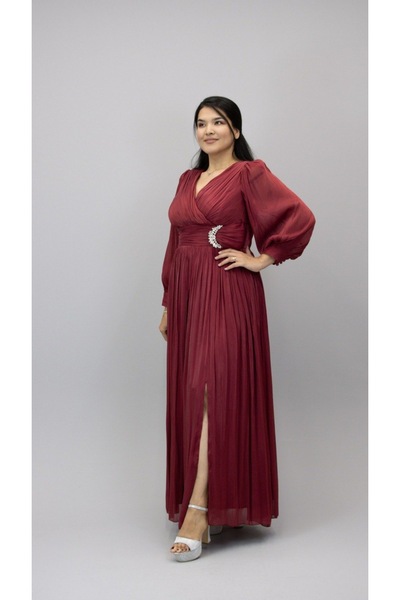 CAREZZA Elara – Belted Evening Dress with Stone Brooch Detail