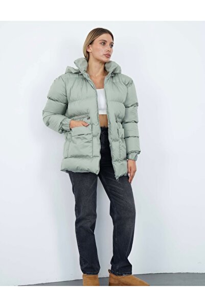 By Hanife Beyazateş KADIN FERMUARLI KAPÜŞONLU ŞİŞME MONT