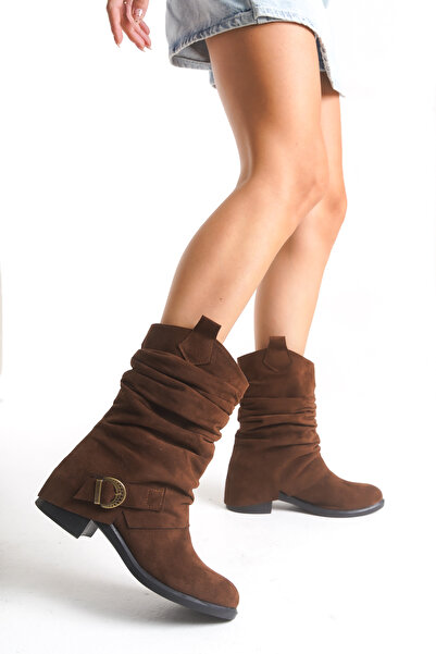 LUQSE Kahverengi Kadın Süet Çizme – Toka Detaylı, Kalın Orta Topuklu, Rahat Günlük Model