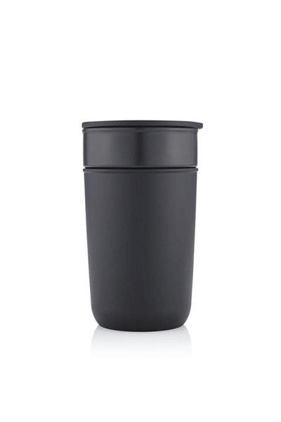 Hans Larsen SAVONA - كوب سيراميك فاخر مع غلاف واقٍ مُعاد تدويره - أسود