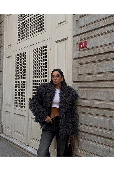 Miss Beyoğlu Tene Oversize Kıvırcık Dokulu Kürk Mont – Salaş Şık Kaban