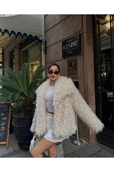 Miss Beyoğlu Tene Oversize Kıvırcık Dokulu Kürk Mont – Beyaz Salaş Şık Kaban