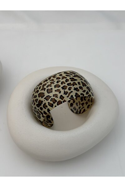 ŞekerAksesuar Bej Renkli Leopar Desenli Kemik Model Kelepçe Bileklik