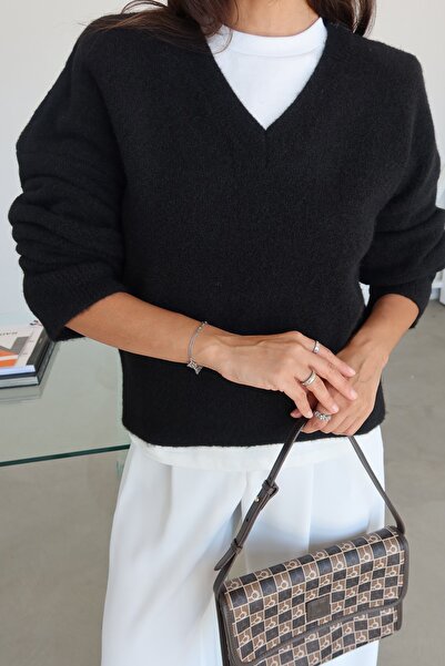 Özge Özgenç V-Neck Soft Textured Sweater