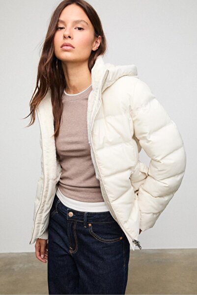 Stradivarius Kapüşonlu kemerli şişme mont