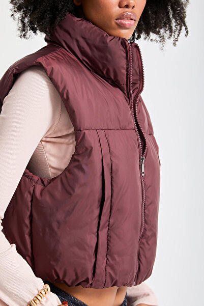 its basic Women's Burgundy Color W5-35 Inflatable Inner Padded Zero Sleeve Side Pocket Crop Inflatable Vest