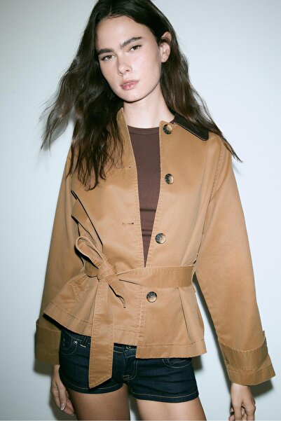 Stradivarius Mumlu görünümlü kemerli kısa trençkot