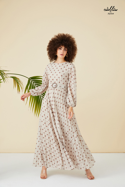 Stylish فستان طويل غاية في الأناقة تصميم بليسيه بيج منقط ببني وبياقة مرتفعة