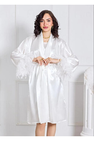 SNOOZYL A luxurious royal bridal robe with a feather design to give you beauty and elegance