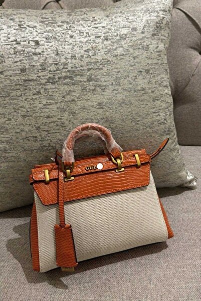 GUEE Shoulder bag, an exact copy of the famous brand. It comes with a box, a bag, and a warranty card with the same brand name.