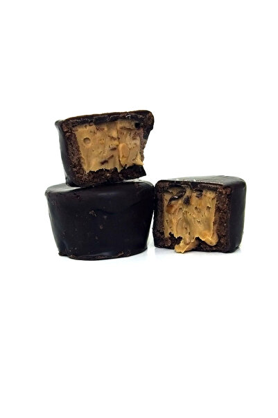 Fustuq & Hail فطيرة الشوكولاتة الداكنة مع اللوز