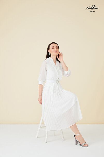 Stylish فستان بيليسيه ميدي راقي باللون الأبيض بقصة صدر أنيقة وحزام مزين بالكريستال