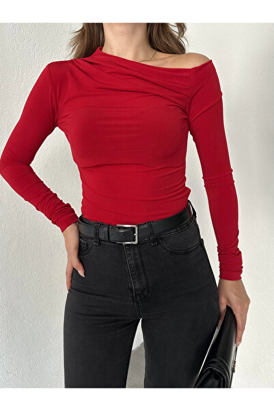 asfamoda Kadın Kırmızı Tek Omuz Kayık Yaka Büzgülü Parmak Geçirmeli Body Bluz