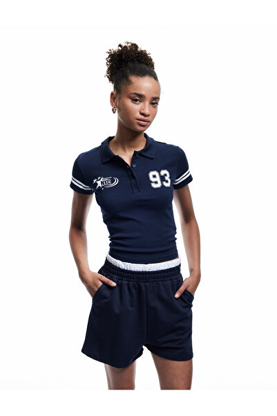 Koton تي شيرت بأكمام قصيرة ورقبة بولو وأزرار مطبوعة للكلية