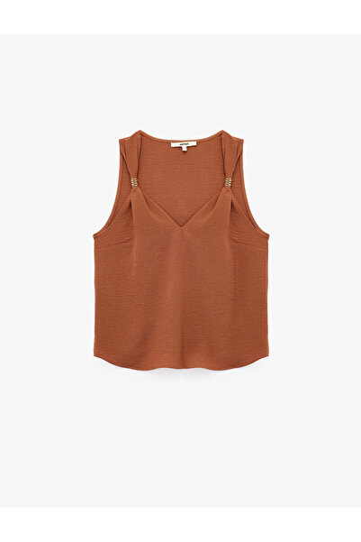 Koton بلوزة بدون أكمام بياقة على شكل حرف V مع تفاصيل إكسسوارات