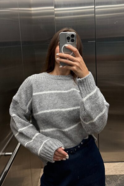 Noi Belis سترة تريكو مخططة كبيرة الحجم برقبة دائرية AW25KZ0026