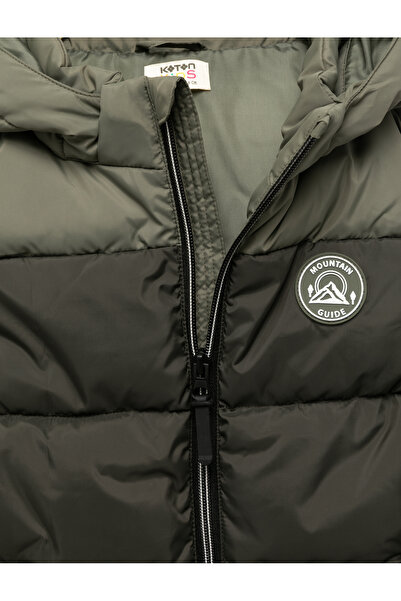 Koton Renk Bloklu Cepli Etiket Detaylı Fermuarlı Kapşonlu Kolsuz Şişme Yelek