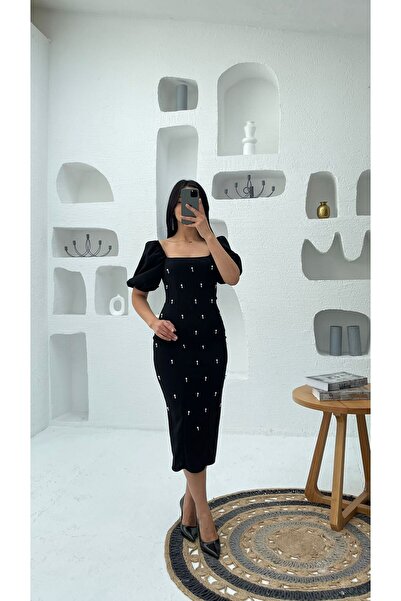Nida Boutique Kare Yaka Balon Kol Çakma İnci Detaylı Yırtmaçlı Midi Boy Krep Elbise