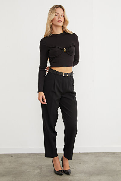 Fulla Moda Μπλούζα με κόμπο στο μπροστινό μέρος και αξεσουάρ με αγκράφα