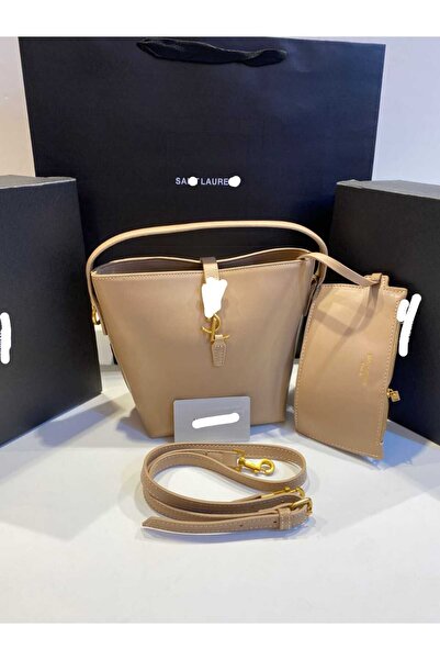 Sal Shoulder bag, an exact copy of the famous brand. It comes with a box, a bag, and a warranty card with the same brand name.