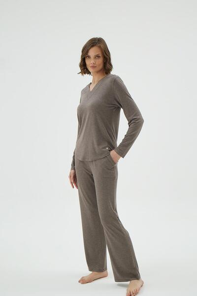 Sevim Women's V-Neck Long Sleeve Solid Brown Comfortable Fit Pajama Set C6T5N171