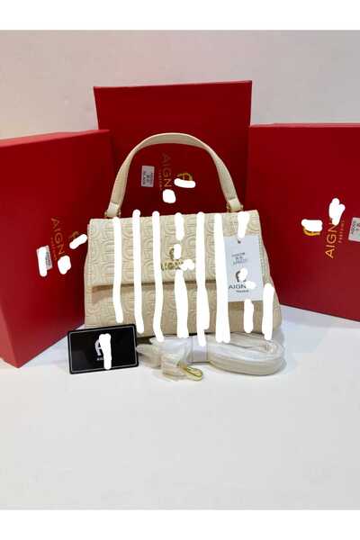 Ang Shoulder bag, an exact copy of the famous brand. It comes with a box, a bag, and a warranty card with the same brand name.