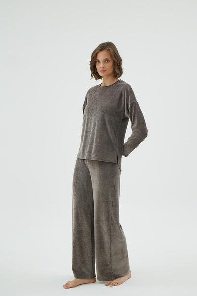 Sevim Women's Velvet Relaxed Fit Long Sleeve Wide Leg Brown Pajama Set C3T0N171