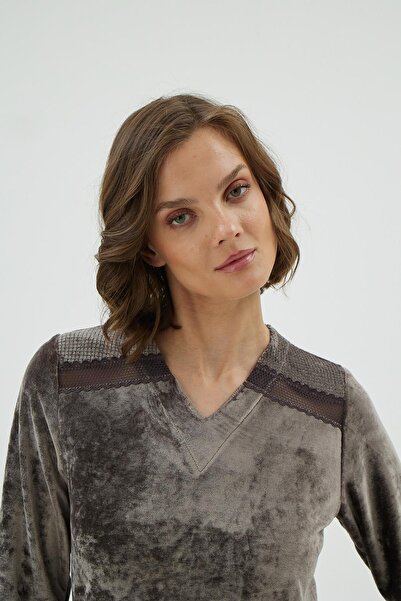 Sevim Дамски комплект пижама с дълъг ръкав, кафяв цвят, с кадифени дантелени детайли C2T0N171