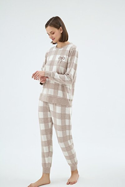 Sevim Дамски комплект пижама с дълги ръкави, квадратен десен и бежови панталони C5T9N961