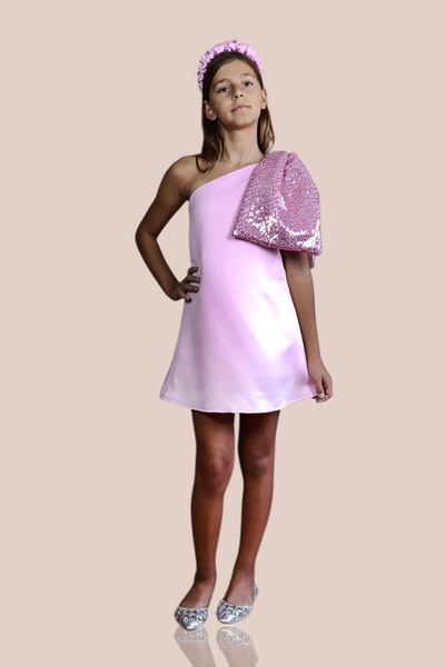 GİST KIZ ÇOCUK PEMBE TEK OMUZ PULLU FİYOK DETAYLI SATEN ABİYE ELBİSE