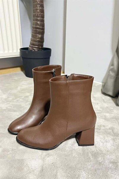 Les Passent Жіночі чоботи Marta коричневого кольору на товстому каблуці з яйцеподібним носком і застібкою-блискавкою