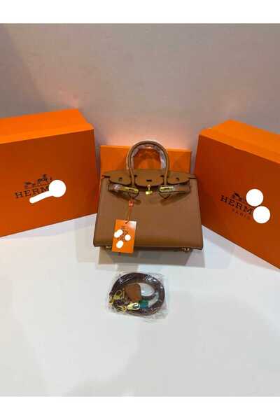 Her Shoulder bag, an exact copy of the famous brand. It comes with a box, a bag, and a warranty card with the same brand name.