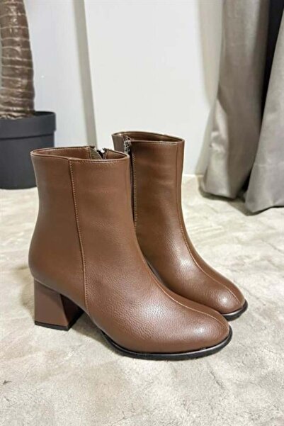 Les Passent Жіночі чоботи Marta коричневого кольору на товстому каблуці з яйцеподібним носком і застібкою-блискавкою