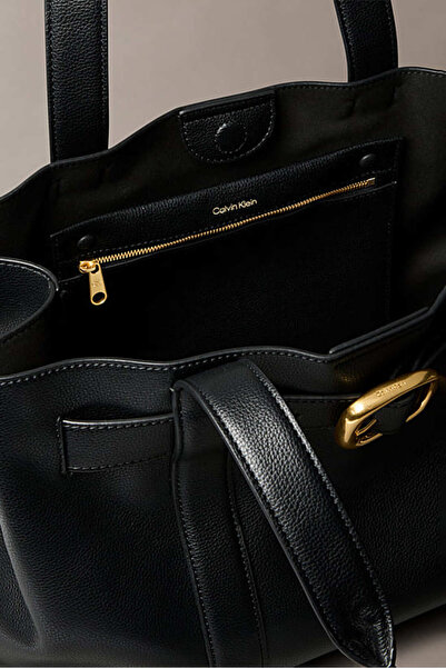 Calvin Klein Kadın Tokalı Dokulu Orta Boy Tote Omuz Çanta - Siyah