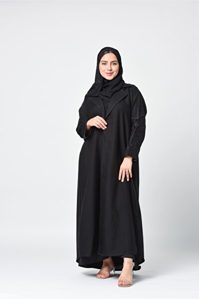 outline عباية رسمية سوداء مع تطريز ورد أسود على الأكمام