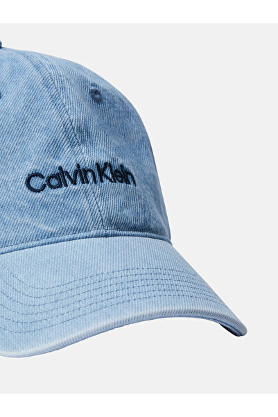 Calvin Klein قبعة نسائية من قماش الدنيم الخفيف المطرز Titlecase
