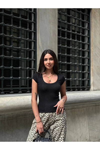 hazelin Γυναικείο μπλουζάκι με μαύρο οβάλ λαιμόκοψη HZL25S-ZK11681