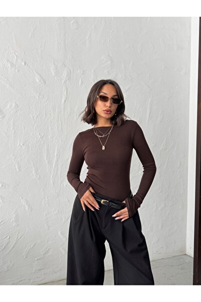 peralist Γυναικεία ελαστική μπλούζα με λαιμόκοψη σε καφέ χρώμα, χτενισμένη βα...